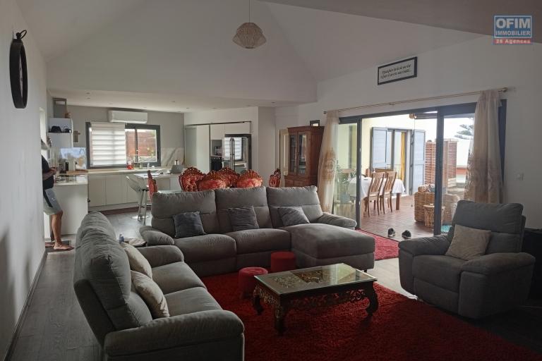 A LOUER MAISON MEUBLEE F5 DE 200 M2 AVEC PISCINE ET JACUZZI A PITON ST LEU