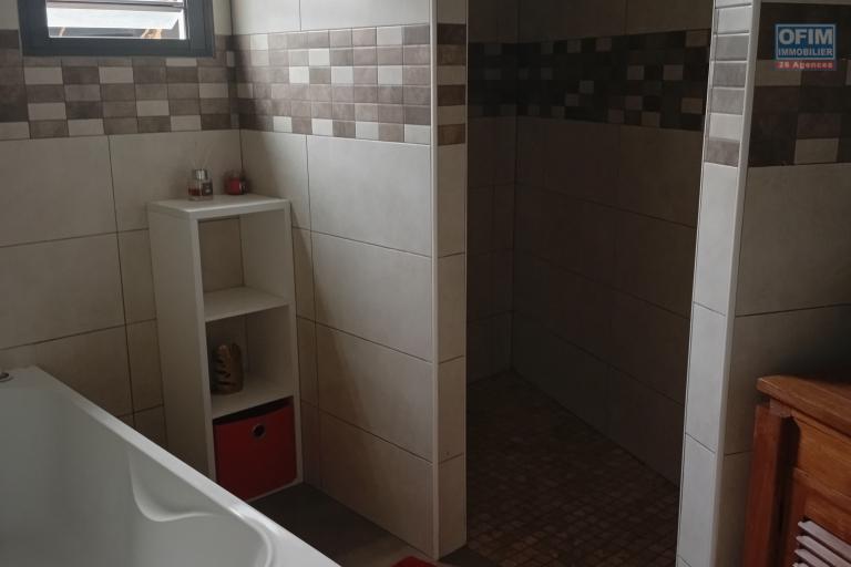 A LOUER MAISON MEUBLEE F5 DE 200 M2 AVEC PISCINE ET JACUZZI A PITON ST LEU