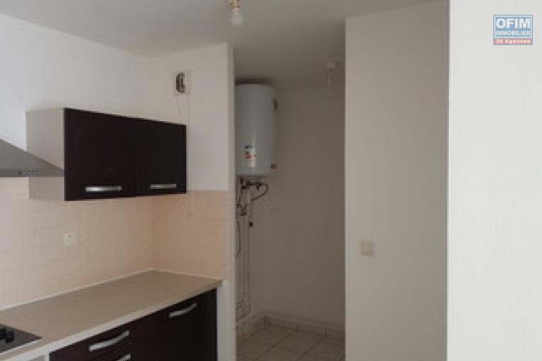 A louer F2 spacieux sur la r&eacute;sidence Les Ambrevattes impasse des ambrevattes rue lory les hauts &agrave; Sainte Clotilde.