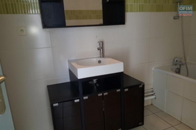 A louer F2 spacieux sur la r&eacute;sidence Les Ambrevattes impasse des ambrevattes rue lory les hauts &agrave; Sainte Clotilde.