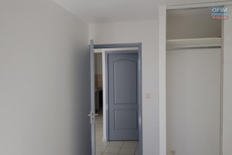 A louer F2 spacieux sur la r&eacute;sidence Les Ambrevattes impasse des ambrevattes rue lory les hauts &agrave; Sainte Clotilde.