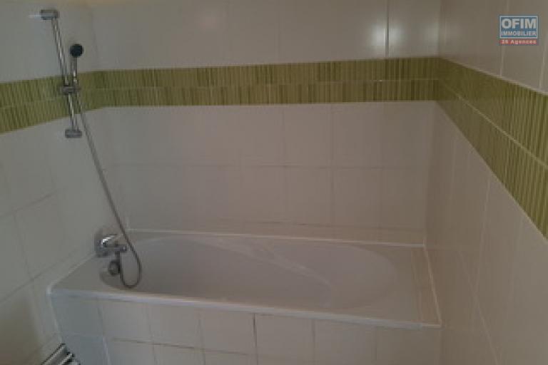 A louer F2 spacieux sur la r&eacute;sidence Les Ambrevattes impasse des ambrevattes rue lory les hauts &agrave; Sainte Clotilde.