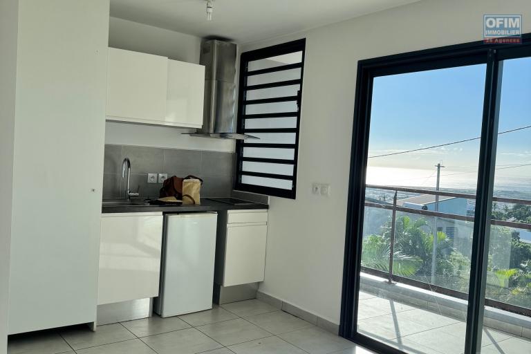 A louer bel appartement r&eacute;cent de type F1 avec jardinet sur la r&eacute;sidence Castel Roc Bois de N&egrave;fles &agrave; Sainte Clotilde.