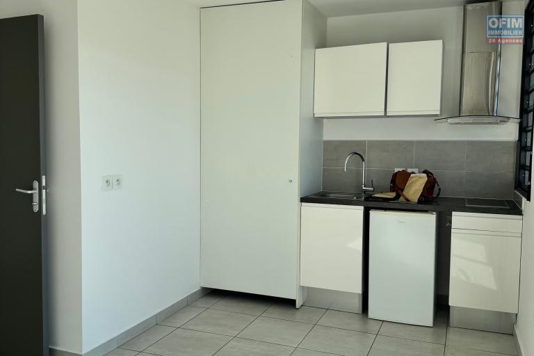 A louer bel appartement r&eacute;cent de type F1 avec jardinet sur la r&eacute;sidence Castel Roc Bois de N&egrave;fles &agrave; Sainte Clotilde.