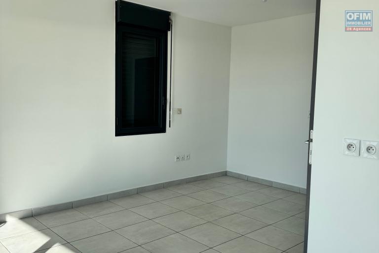 A louer bel appartement r&eacute;cent de type F1 avec jardinet sur la r&eacute;sidence Castel Roc Bois de N&egrave;fles &agrave; Sainte Clotilde.