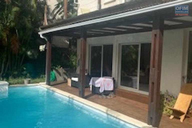 A louer Belle villa jumelée de type F4 dans un quartier résidentiel à BELLEPIERRE SAINT DENIS