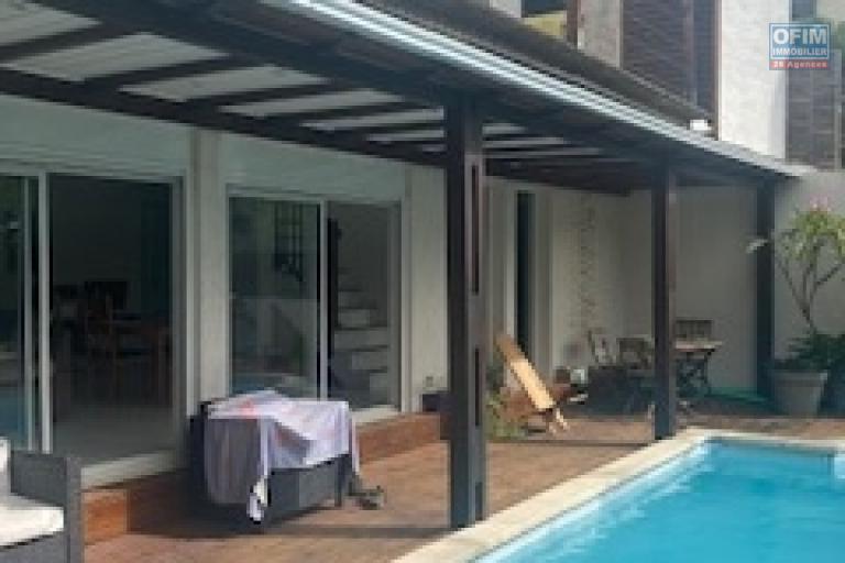 A louer Belle villa jumelée de type F4 dans un quartier résidentiel à BELLEPIERRE SAINT DENIS