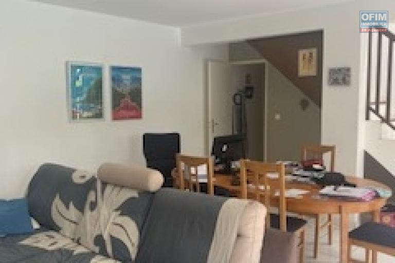 A louer Belle villa jumelée de type F4 dans un quartier résidentiel à BELLEPIERRE SAINT DENIS