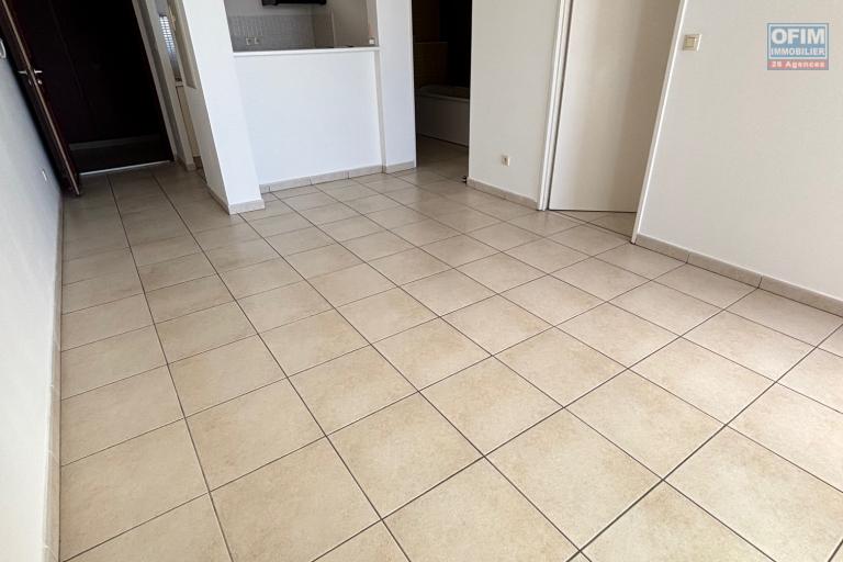 A louer appartement T2 à Bois de Nefles Ste Clotilde ( chemin Bois de Natte) avec grande varangue vue mer .