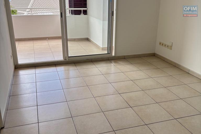 A louer appartement T2 à Bois de Nefles Ste Clotilde ( chemin Bois de Natte) avec grande varangue vue mer .