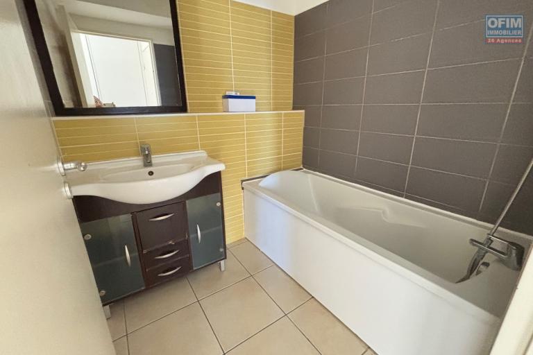 A louer appartement T2 à Bois de Nefles Ste Clotilde ( chemin Bois de Natte) avec grande varangue vue mer .