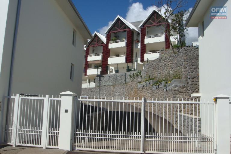 A louer appartement T2 à Bois de Nefles Ste Clotilde ( chemin Bois de Natte) avec grande varangue vue mer .