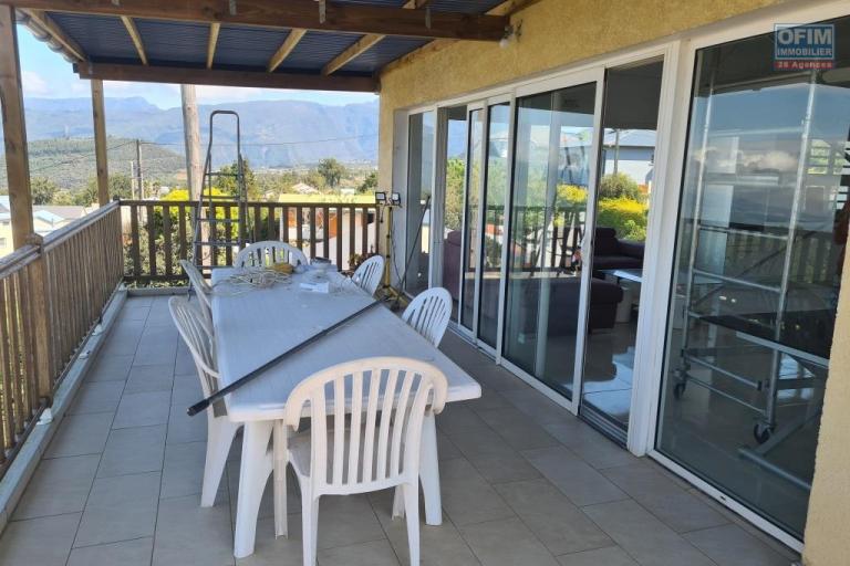 A louer superbe appartement F4 MEUBLE avec jardinet, vue mer et montagne la Plaine des Cafres 21&eacute;me Km