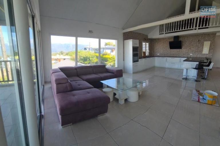 A louer superbe appartement F4 MEUBLE avec jardinet, vue mer et montagne la Plaine des Cafres 21&eacute;me Km