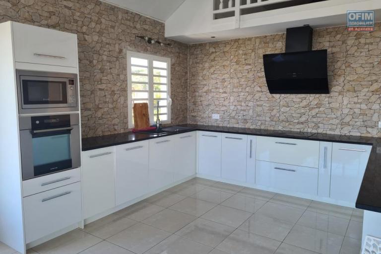 A louer superbe appartement F4 MEUBLE avec jardinet, vue mer et montagne la Plaine des Cafres 21&eacute;me Km