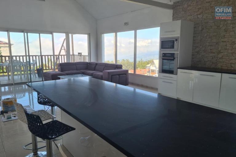 A louer superbe appartement F4 MEUBLE avec jardinet, vue mer et montagne la Plaine des Cafres 21&eacute;me Km