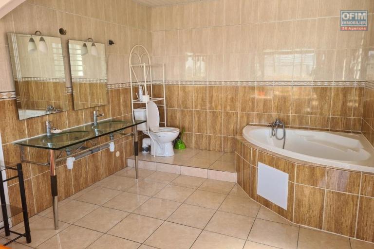 A louer superbe appartement F4 MEUBLE avec jardinet, vue mer et montagne la Plaine des Cafres 21&eacute;me Km