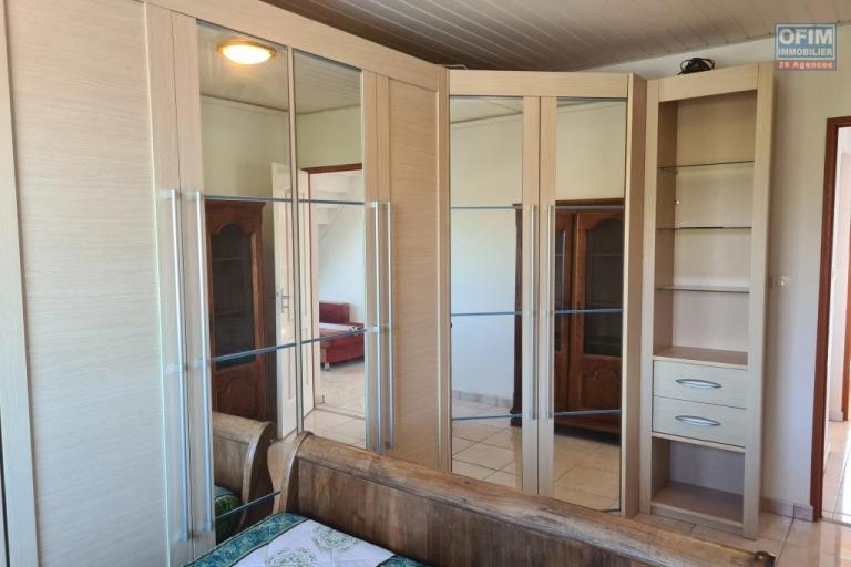 A louer superbe appartement F4 MEUBLE avec jardinet, vue mer et montagne la Plaine des Cafres 21&eacute;me Km