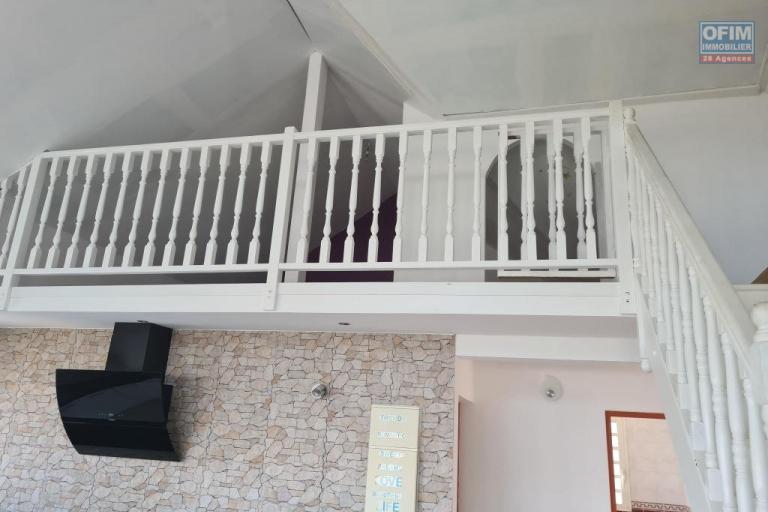 A louer superbe appartement F4 MEUBLE avec jardinet, vue mer et montagne la Plaine des Cafres 21&eacute;me Km