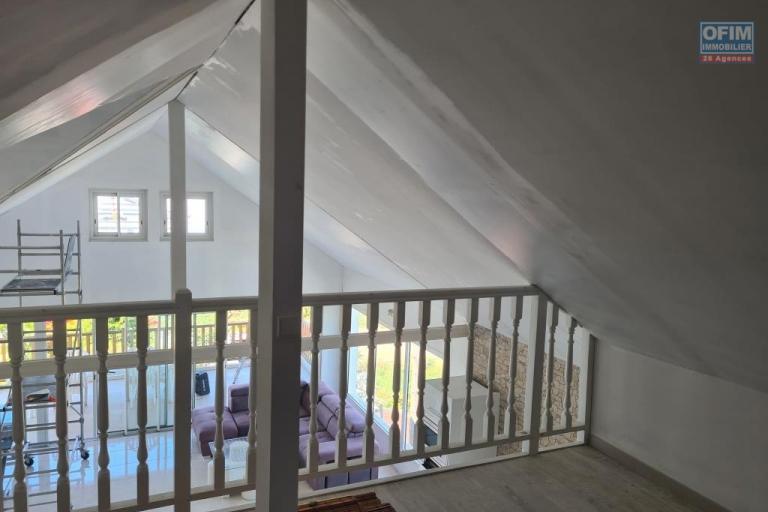 A louer superbe appartement F4 MEUBLE avec jardinet, vue mer et montagne la Plaine des Cafres 21&eacute;me Km