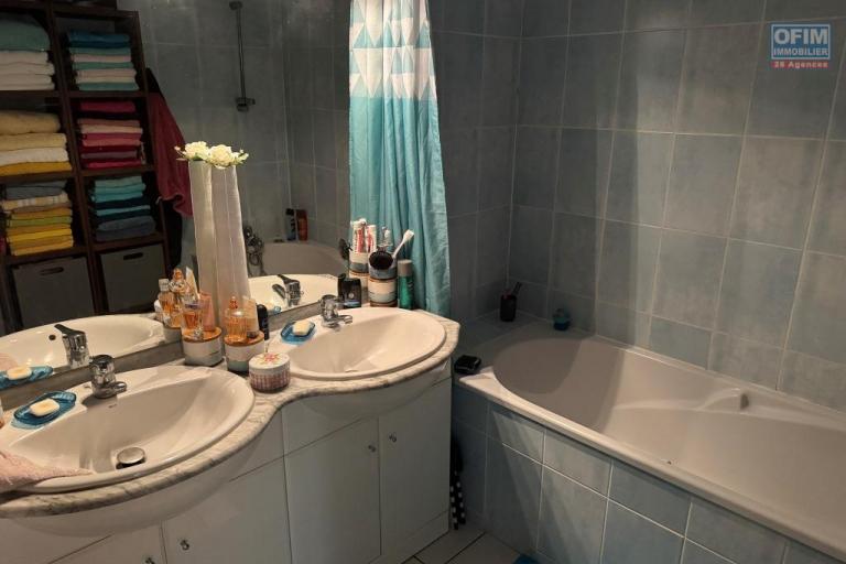 A vendre magnifique appartement tr&eacute;s spacieux de type F3 de 78 m&sup2; dans belle r&eacute;sidence de standing au Tampon