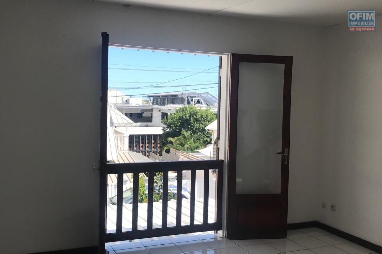 A vendre appartement F2 dans une résidence privée de 6 lots à Sainte Clotilde.