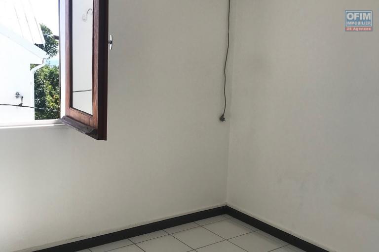 Rare :A vendre appartement F2 dans une r&eacute;sidence priv&eacute;e de 6 lots  &agrave; Sainte Clotilde proche universit&eacute; et de l immeuble de a  r&eacute;gion