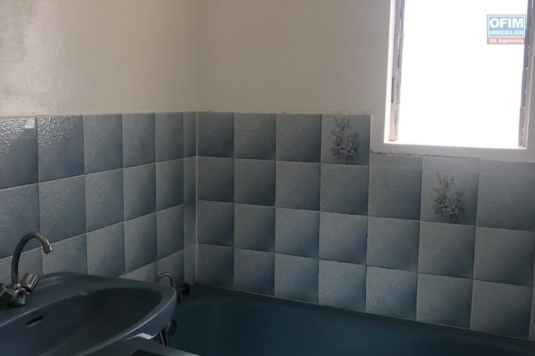 Rare :A vendre appartement F2 dans une r&eacute;sidence priv&eacute;e de 6 lots  &agrave; Sainte Clotilde proche universit&eacute; et de l immeuble de a  r&eacute;gion