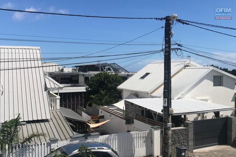 A vendre appartement F2 dans une résidence privée de 6 lots à Sainte Clotilde.