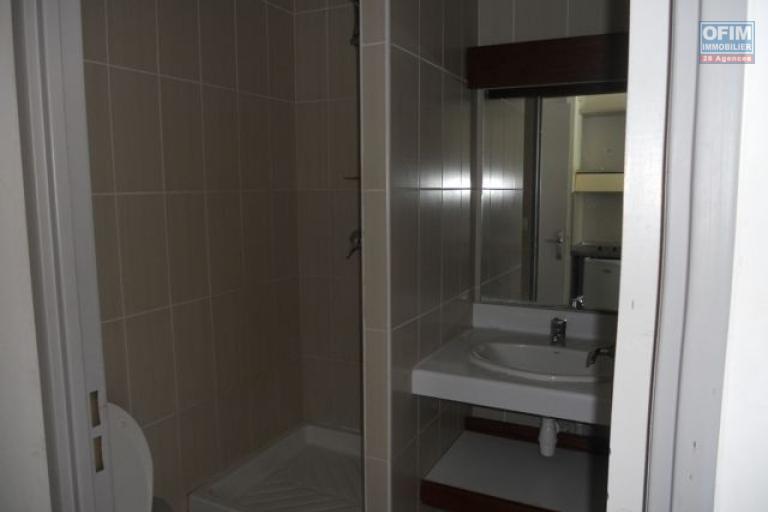 A louer appartement F1 sur la r&eacute;sidence JOUR D'ETE &agrave; Sainte Clotilde.