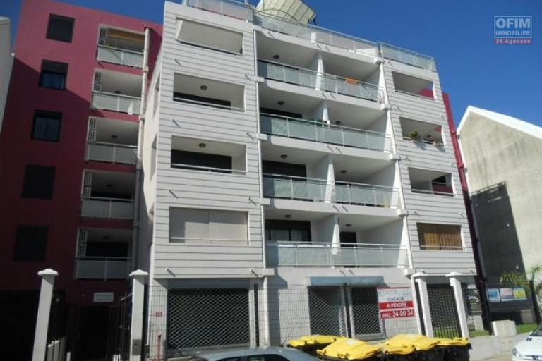 A louer appartement F1 sur la r&eacute;sidence JOUR D'ETE &agrave; Sainte Clotilde.