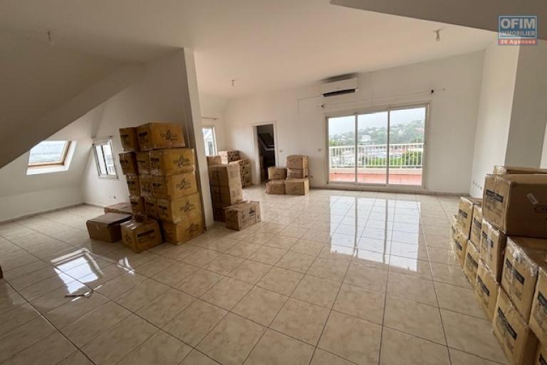 T4 à vendre à Ste Clotilde, proche de toutes les commodités, residence St Ferreol