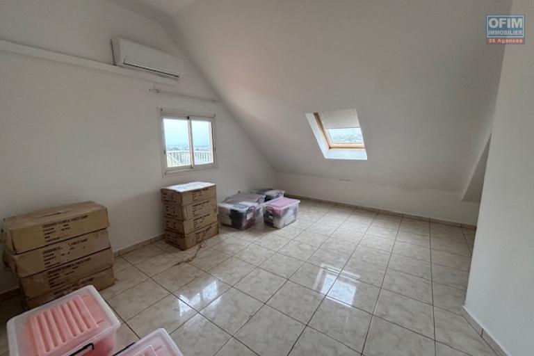 T4 à vendre à Ste Clotilde, proche de toutes les commodités, residence St Ferreol