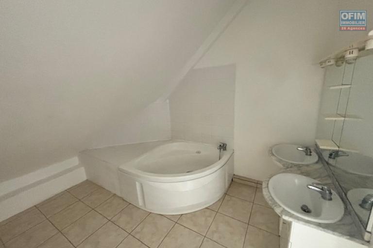 T4 à vendre à Ste Clotilde, proche de toutes les commodités, residence St Ferreol