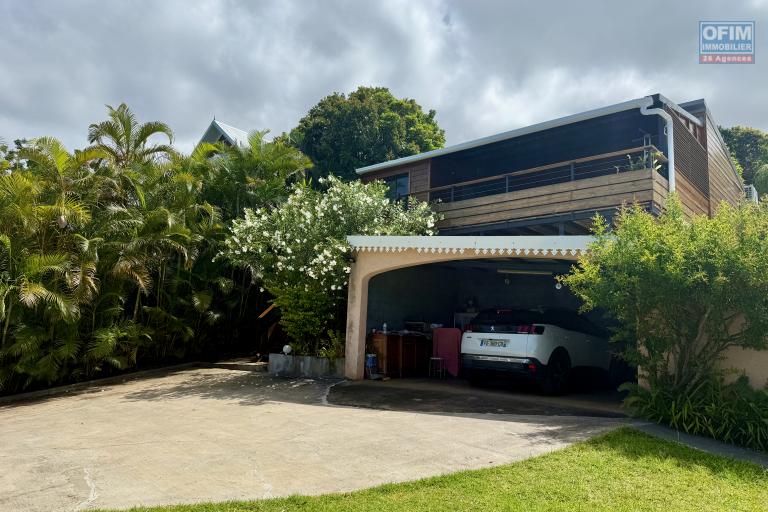 Terrain avec deux maisons - bungalow en bois