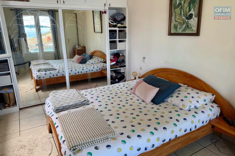 Terrain avec deux maisons - une chambre de la maison