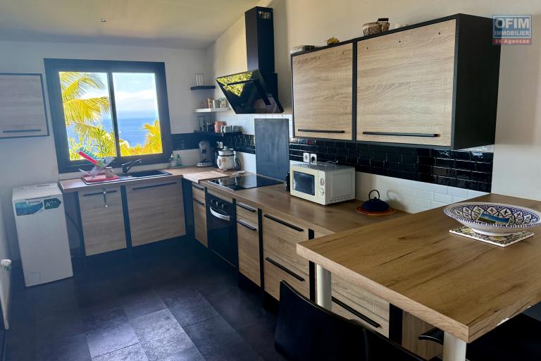 Terrain avec deux maisons - cuisine équipée du bungalow