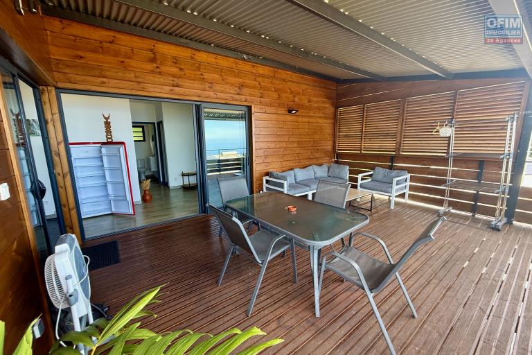 Terrain avec deux maisons - terrasse du bungalow