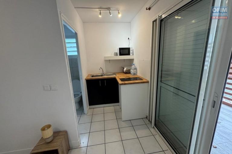 A louer studio MEUBLE ET EQUIPE neuf avec grande varangue proche de l'université