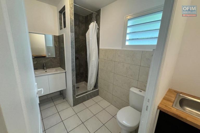 A louer studio MEUBLE ET EQUIPE neuf avec grande varangue proche de l'université