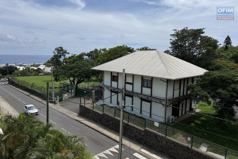 Bel appartement T2 R&eacute;sidence l'Arbre du Voyageur (proche pont de la Rivi&egrave;re d'Abord et du rond point des Casernes) avec vue mer et montagne