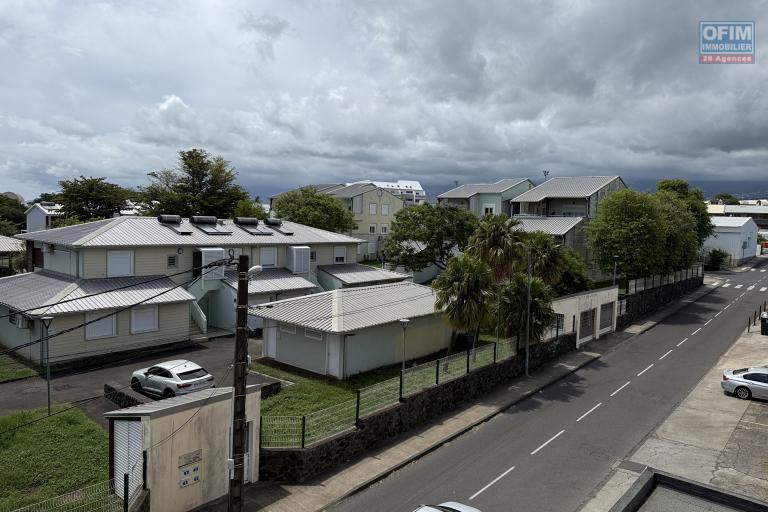 Bel appartement T2 R&eacute;sidence l'Arbre du Voyageur (proche pont de la Rivi&egrave;re d'Abord et du rond point des Casernes) avec vue mer et montagne