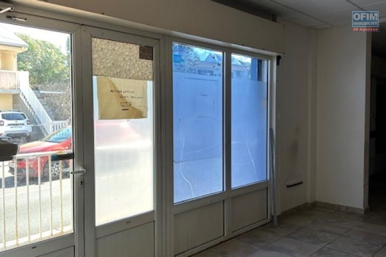 Beau Local Professionnel 200m2 Terre-Sainte