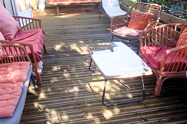 charmante maison meublée de plain-pied F3 à St-Joseph, terrasse et jardin