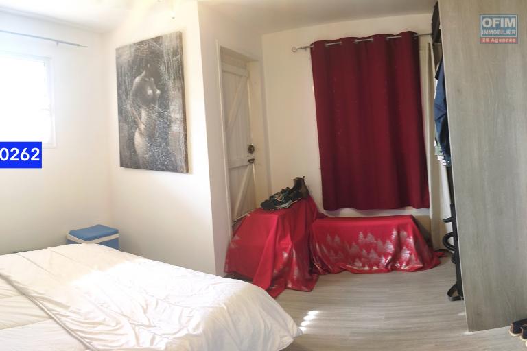 charmante maison meublée de plain-pied F3 à St-Joseph, terrasse et jardin