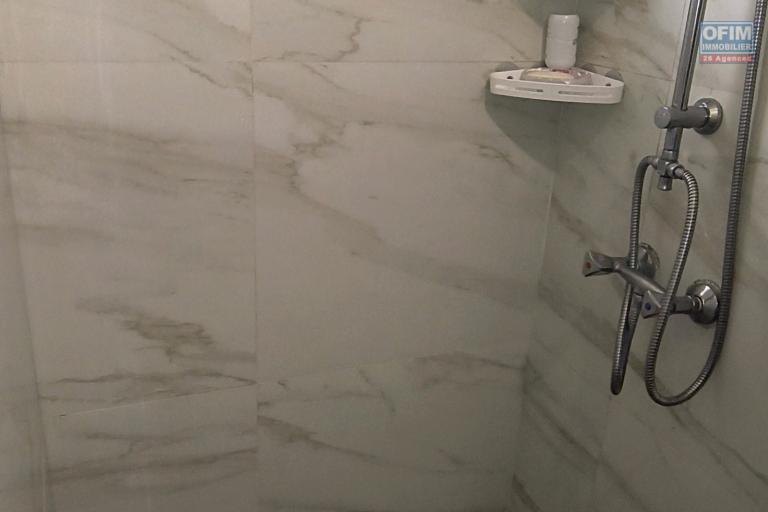 charmante maison meublée de plain-pied F3 à St-Joseph, terrasse et jardin