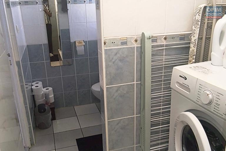 charmante maison meublée de plain-pied F3 à St-Joseph, terrasse et jardin