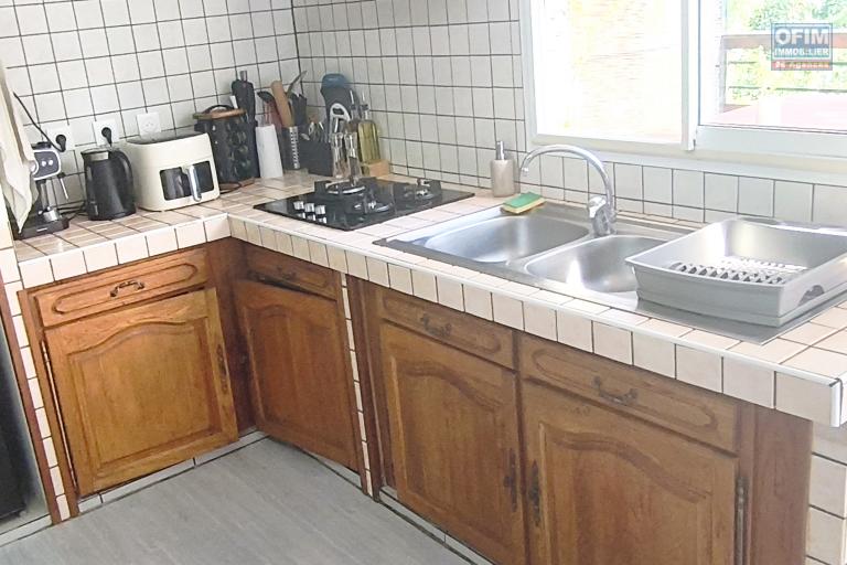 charmante maison meublée de plain-pied F3 à St-Joseph, terrasse et jardin