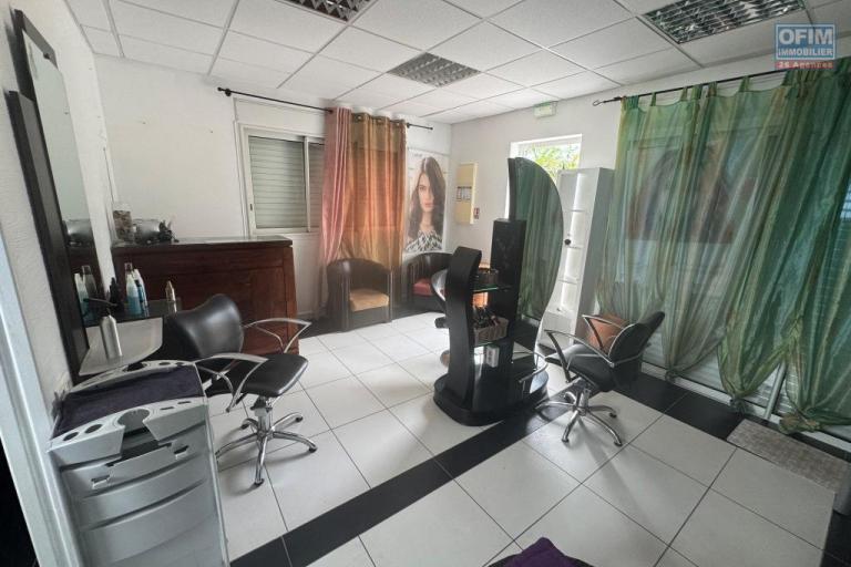 A louer local professionnel &eacute;quip&eacute; pour salon de coiffure d'environ 31 m&sup2; le Tampon la Pointe