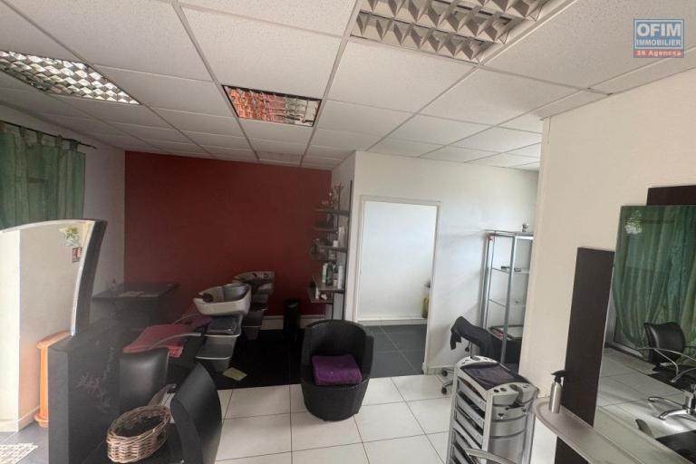 A louer local professionnel &eacute;quip&eacute; pour salon de coiffure d'environ 31 m&sup2; le Tampon la Pointe